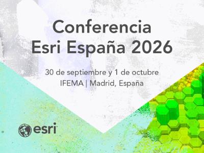 hombre encima del escenario dando una ponencia