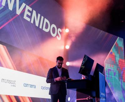 hombre encima del escenario dando una ponencia