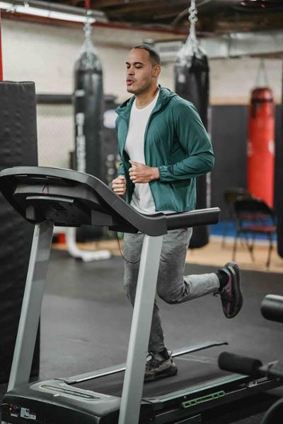 Hombre entrenando bajo control de cardiología