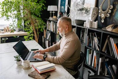 Hombre trabajando con Chatgpt5
