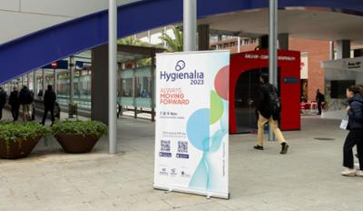 imagen de un cartel de Hygienalia en IFEMA MADRID con visitantes pasando
