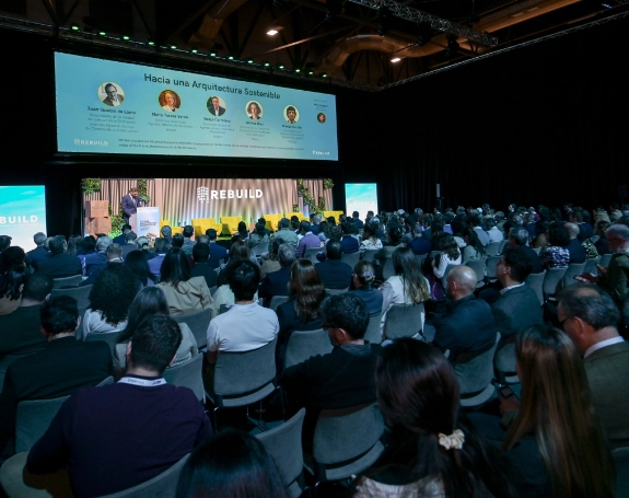 imagen de conferencia en REBUILD con un monton de gente sentada