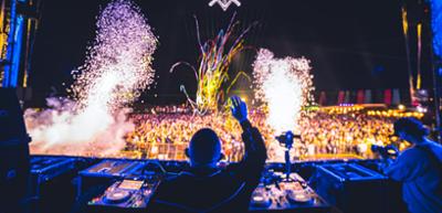 imagen de DJ Gordo en el escenario con fuegos artificiales