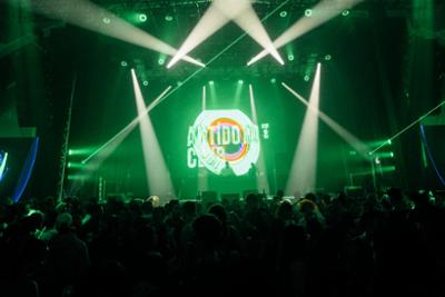 Imagen de escenario de Antídoto Festival con luces verdes