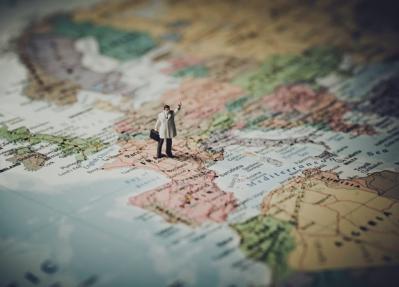 imagen de muñeco de persona sobre un mapa