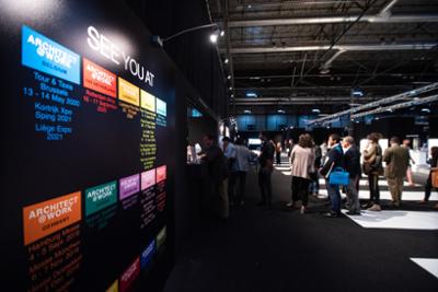 Imagen de un panel con la programación y visitantes
