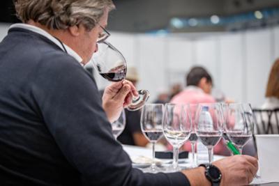 Imagen de un señor en primer plano catando y oliendo una copa de vino en Salón Peñín