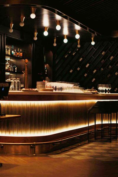 Interior speakeasy en Madrid con cocteleria en la barra