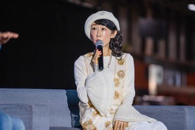 Invitada hablando al público durante una charla en Japan Weekend