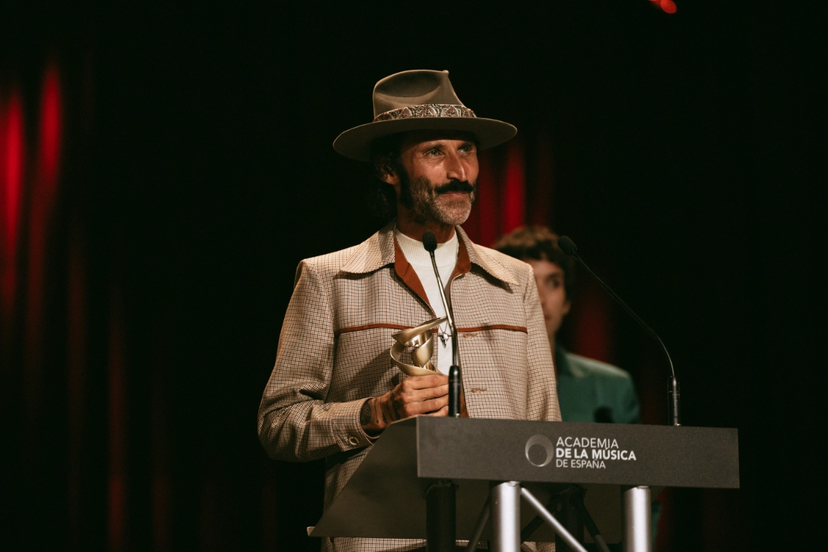 Leiva recibiendo un premio en los Premios de la Academia de la Música de España