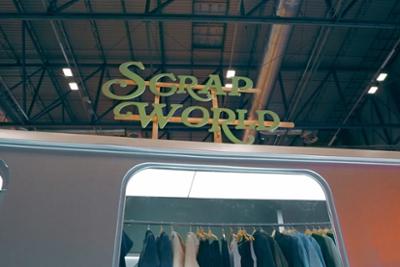 local del evento de Scrapworld con un cartel con el nombre del evento