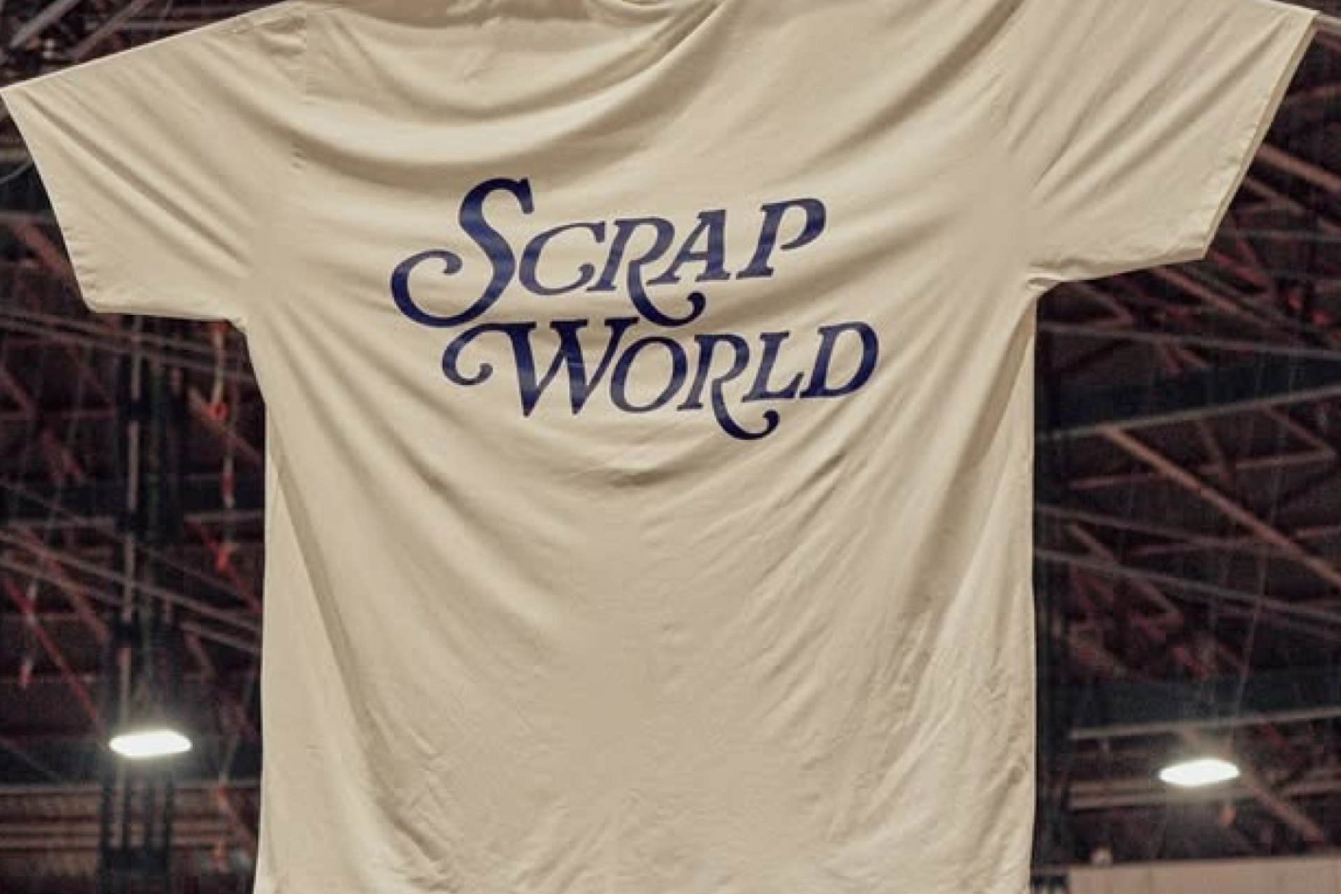 local del evento de Scrapworld con un cartel con el nombre del evento