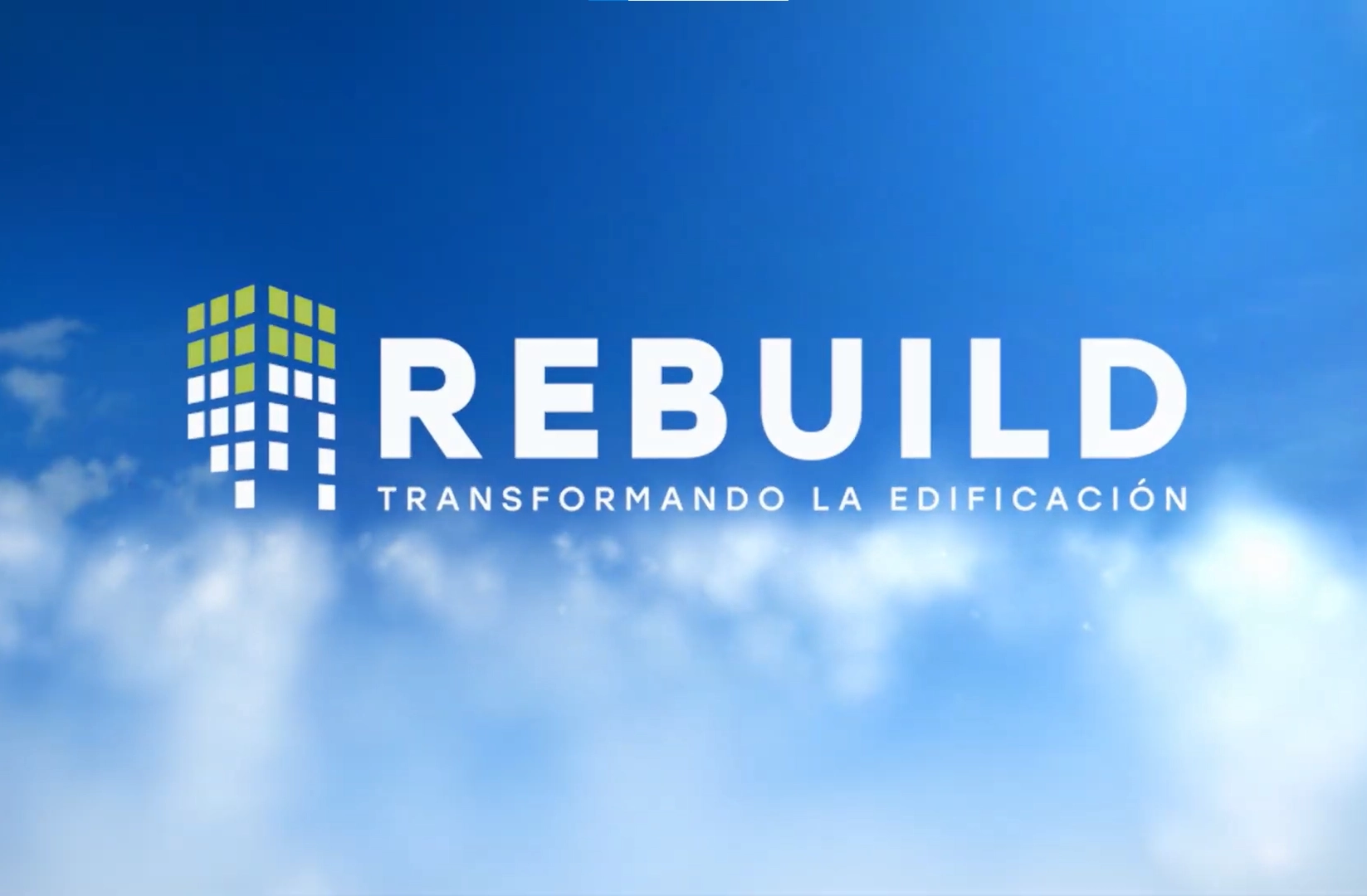 Logo de Rebuild sobre un fondo de nubes