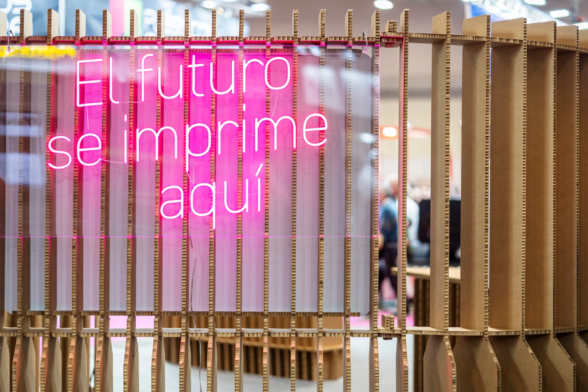 Luces de neon que ponen 'el futuro se imprime aquí' en C!Print
