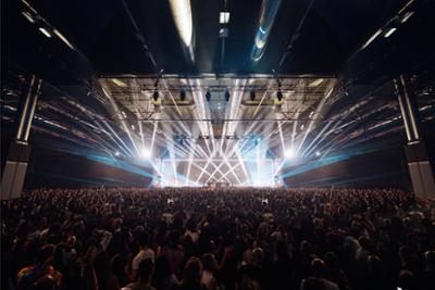 Luces por todo el pabellón durante el concierto de Oro Viejo