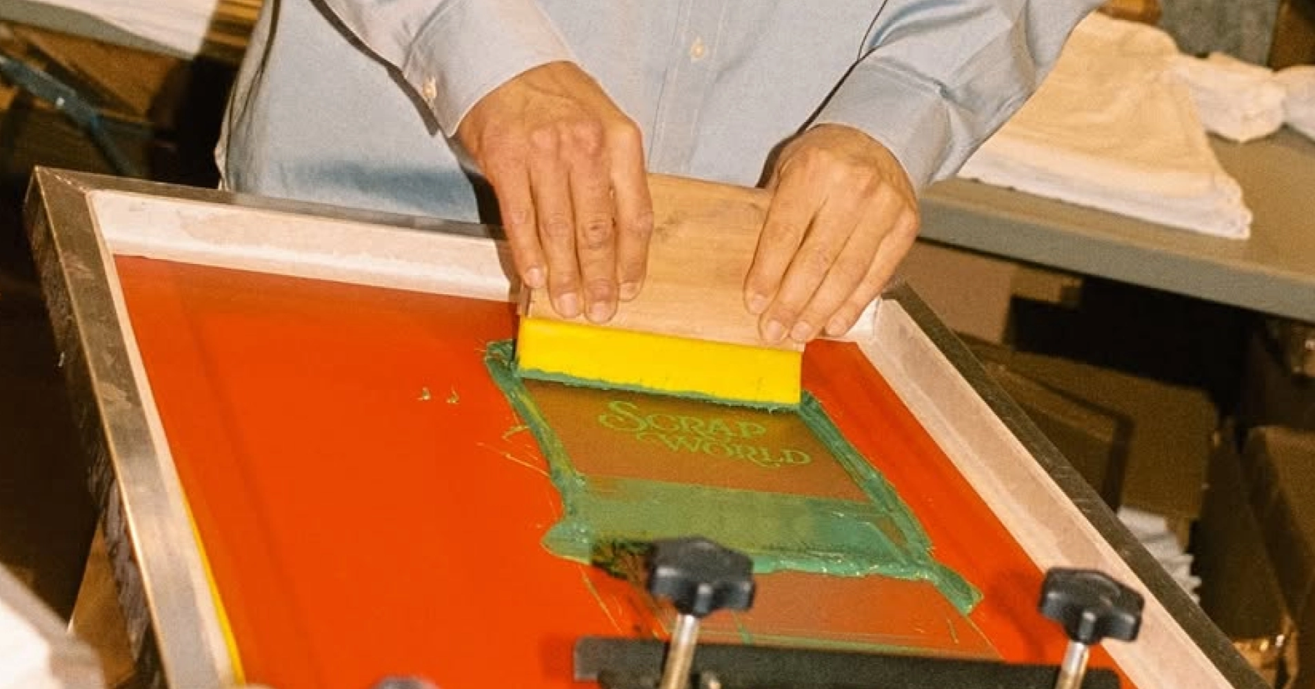 Manos de una persona estámpando el logo de Scrapworld