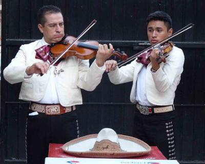 Mariachis tocando en una plaza de México
