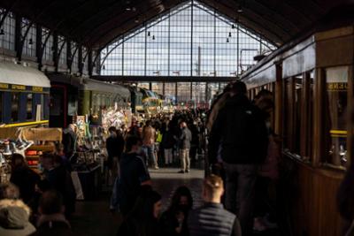 Mercadillo en el interior Mercado Motores Madrid