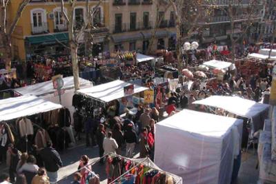 Mercadillo en Madrid con puestos y público