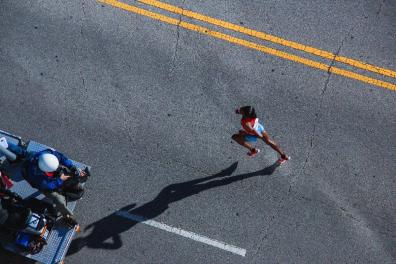 Mujer corriendo en una competición