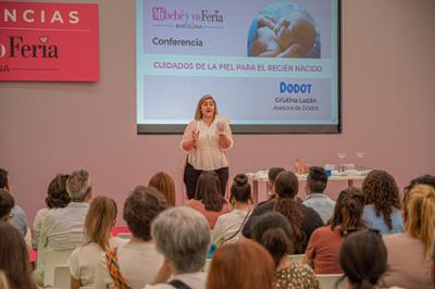 Mujer dando una charla sobre cuidados del bebé.