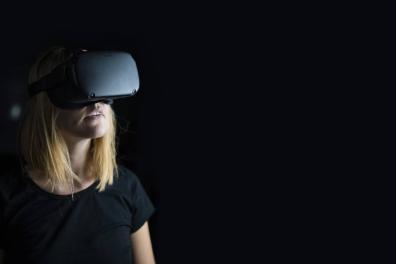 Mujer con gafas de realidad virtual