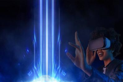 Mujer en un juego de realidad virtual