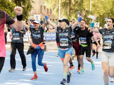 Mujer llegando a la meta de la prueba de la Zurich Rock n Roll Running