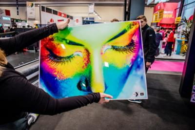 mujer mirando el resultado de una impresión en C!print