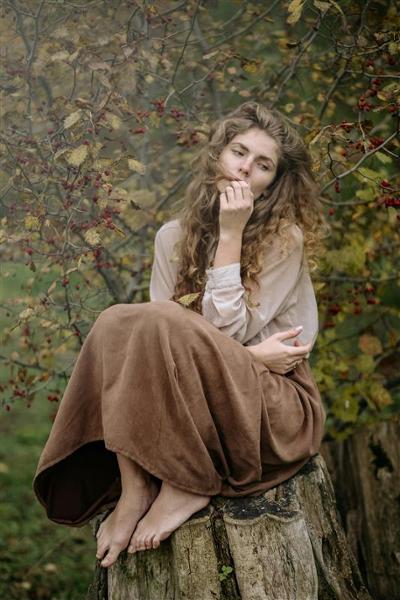 Mujer vestida con tonos marrones con las tendencias otoño-invierno 2025-2026