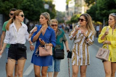 Mujeres dando un paseo con diferentes bolsos