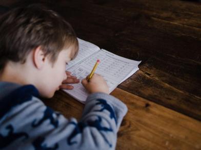 Niño escribiendo en un cuaderno