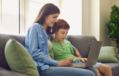 Niño estudiando con su madre