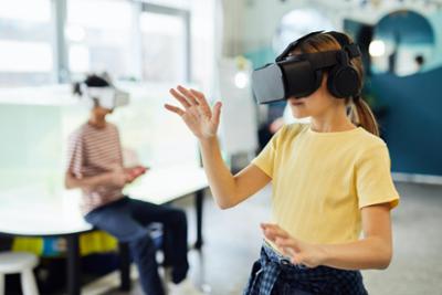 Estudiantes En Vr Gafas Aprendiendo En La Escuela. Niños Inmersos En La Realidad  Virtual Foto de archivo - Imagen de pupilas, auriculares: 220142562