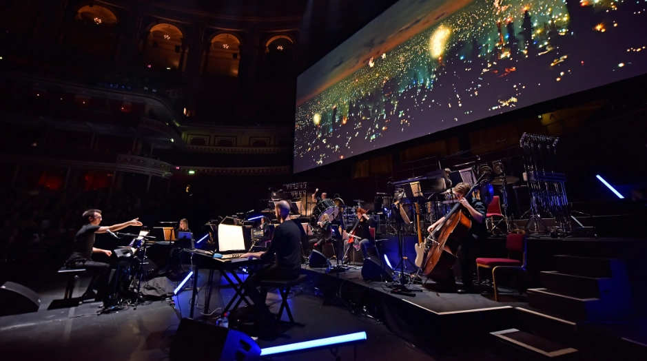 orquesta encima del escenario tocando musica de Blade Runner Live