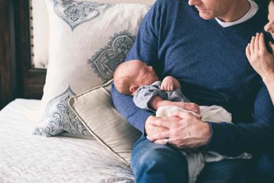 Padre leyendo cuento a su hijo como parte de la rutina de sueño