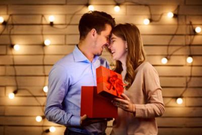 Pareja abriendo un regalo