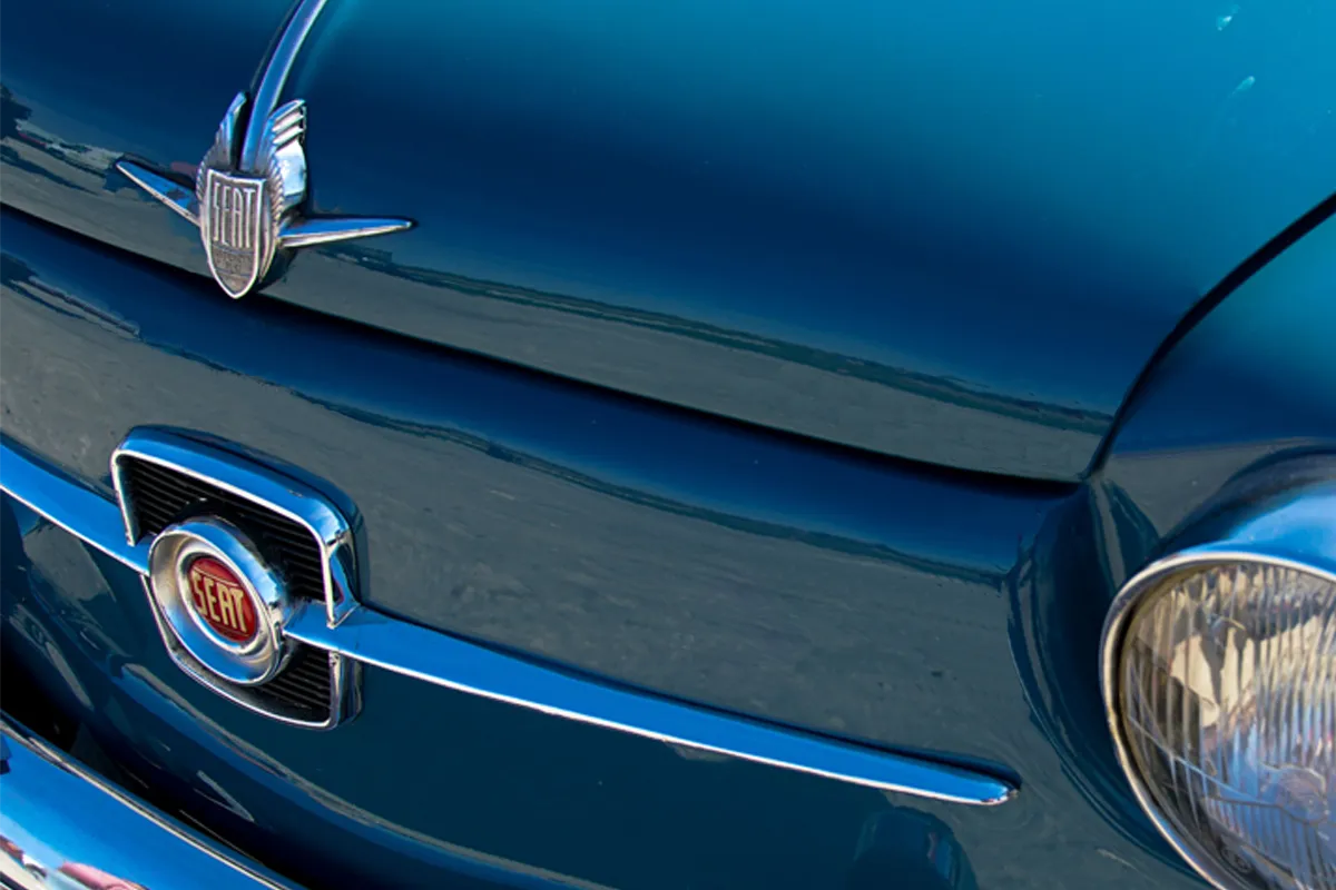 Parte delantera de un coche Seat 600