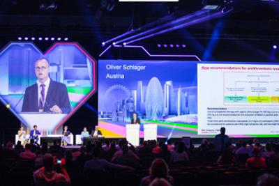 persona dando una conferencia de ESC