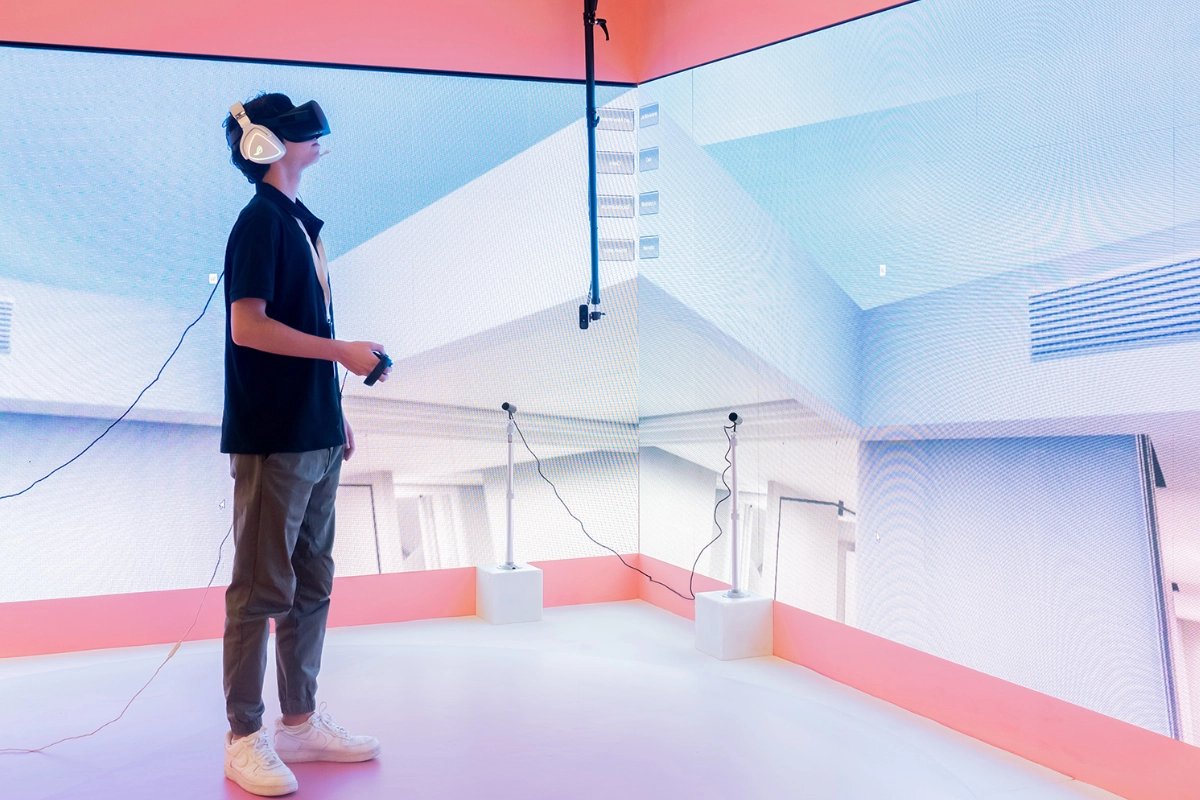 Persona con unas gafas de relidad virtual en el Xperience Lab
