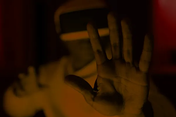 Persona con gafas de VR parando algo que se le viene encima