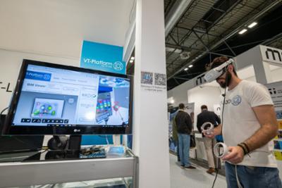 Persona probando gafas de realidad aumentada en SICON