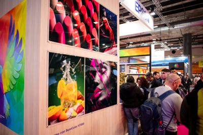 personas atendiendo a una charla sobre impresoras en C!print