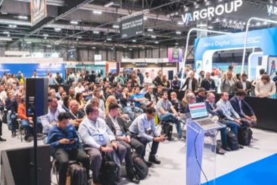 Personas en una conferencia en Madrid tech Show