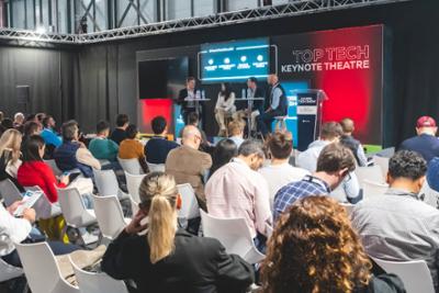 Personas en una conferencia en Madrid tech Show