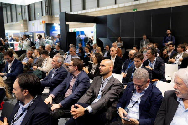 Personas en una conferencia en Madrid tech Show