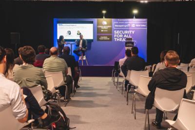 Personas en una conferencia en Madrid tech Show