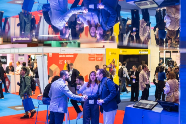 Personas en una conferencia en Madrid tech Show