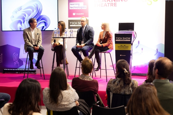 Personas en una conferencia en Madrid tech Show
