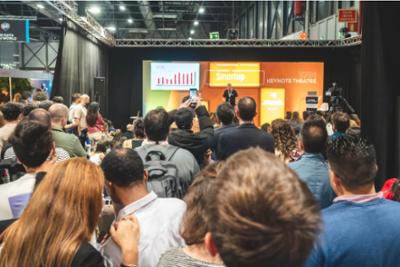 Personas en una conferencia en Madrid tech Show